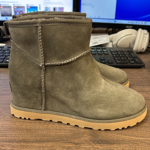 UGG Classic Femme Mini Boot - Picture 5 of 5